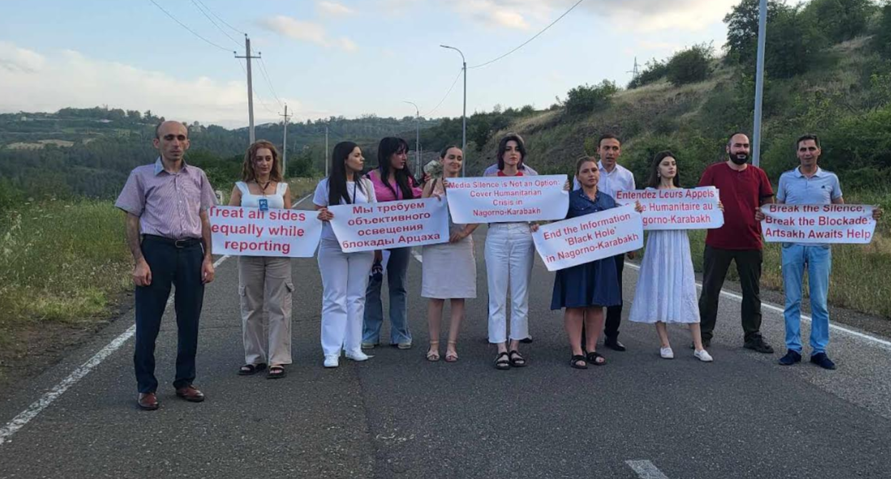 Журналисты на акции в Лачинском коридоре. Фото Алвард Григорян для "Кавказского узла" от 22.07.23. Журналисты на акции в Лачинском коридоре. Фото Алвард Григорян для "Кавказского узла" от 22.07.23.