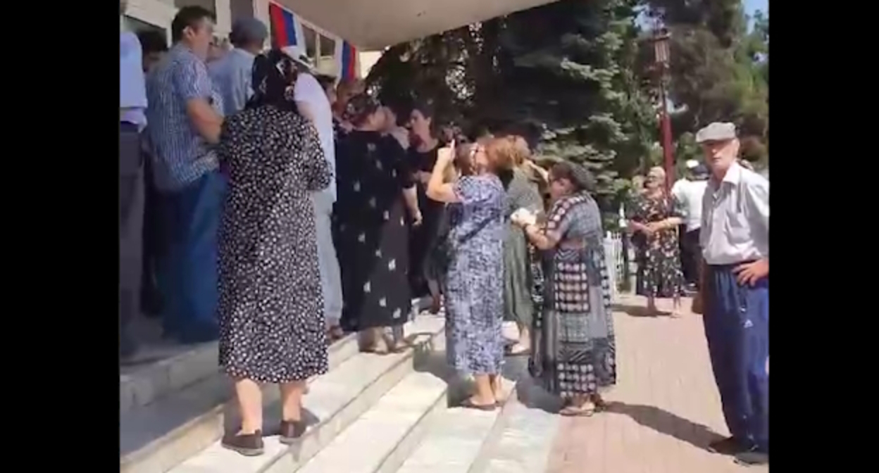 Участники акции в Избербаше, стоп-кадр видео https://t.me/dagestanRD/34435 Участники акции в Избербаше, стоп-кадр видео https://t.me/dagestanRD/34435