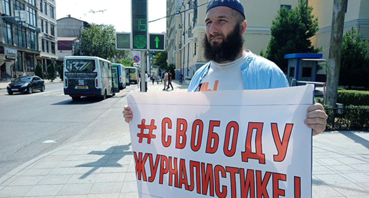 Идрис Юсупов в одиночном пикете. Махачкала, 24 июля 2023 г. Фото: Телеграм-канал "Черновик" Идрис Юсупов в одиночном пикете. Махачкала, 24 июля 2023 г. Фото: Телеграм-канал "Черновик"