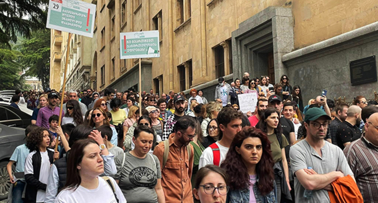 Родители детей с ахондроплазией во время акции протеста. Фото: https://sova.news/2023/04/29/roditeli-detej-s-diagnozom-ahondroplaziya-proveli-v-tbilisi-ocherednuyu-akcziyu-protesta/ Родители детей с ахондроплазией во время акции протеста. Фото: https://sova.news/2023/04/29/roditeli-detej-s-diagnozom-ahondroplaziya-proveli-v-tbilisi-ocherednuyu-akcziyu-protesta/