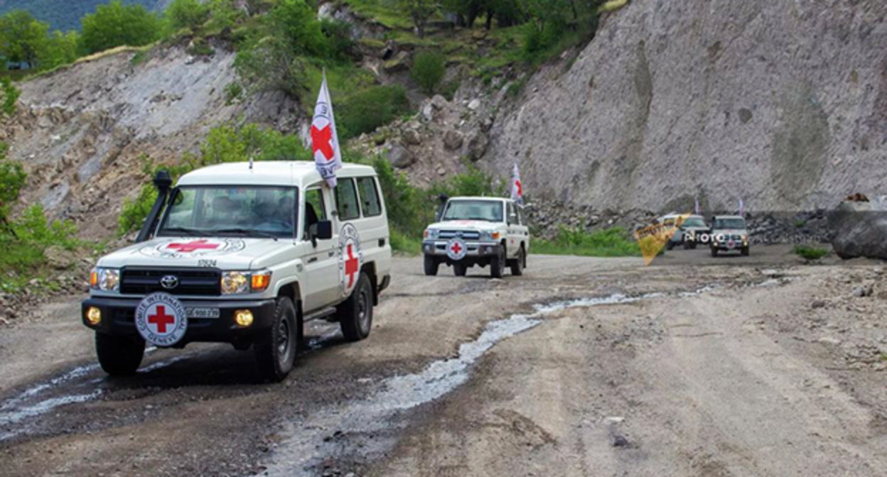 Машины Красного Креста в Нагорном Карабахе. Фото: https://www.golosarmenii.am/article/171255/krasnyj-krest-perevez-7-pacientov-iz-arcaxa-v-armeniyu# Машины Красного Креста в Нагорном Карабахе. Фото: https://www.golosarmenii.am/article/171255/krasnyj-krest-perevez-7-pacientov-iz-arcaxa-v-armeniyu#
