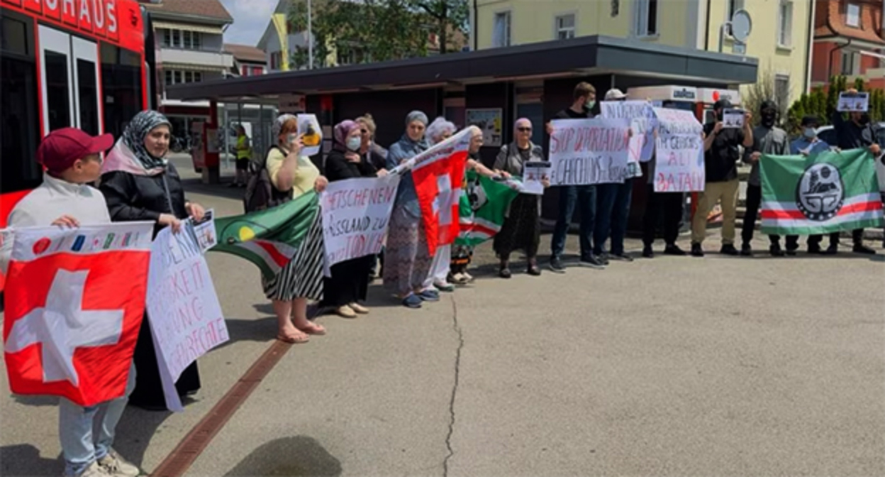 Митинг против выдачи уроженцев Чечни в Россию, Швейцария, Берн, 21 июля 2023 г. Фото: https://www.kavkazr.com/a/aktsii-protiv-deportatsii-chechentsev-proshli-v-shveytsarii-avstrii-i-germanii/32513380.html Митинг против выдачи уроженцев Чечни в Россию, Швейцария, Берн, 21 июля 2023 г. Фото: https://www.kavkazr.com/a/aktsii-protiv-deportatsii-chechentsev-proshli-v-shveytsarii-avstrii-i-germanii/32513380.html