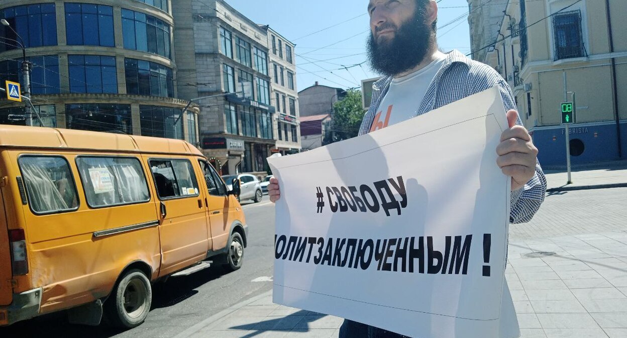 Идрис Юсупов в одиночном пикете. Махачкала, 17 июля 2023 г. Фото: Телеграм-канал "Черновик" Идрис Юсупов в одиночном пикете. Махачкала, 17 июля 2023 г. Фото: Телеграм-канал "Черновик"