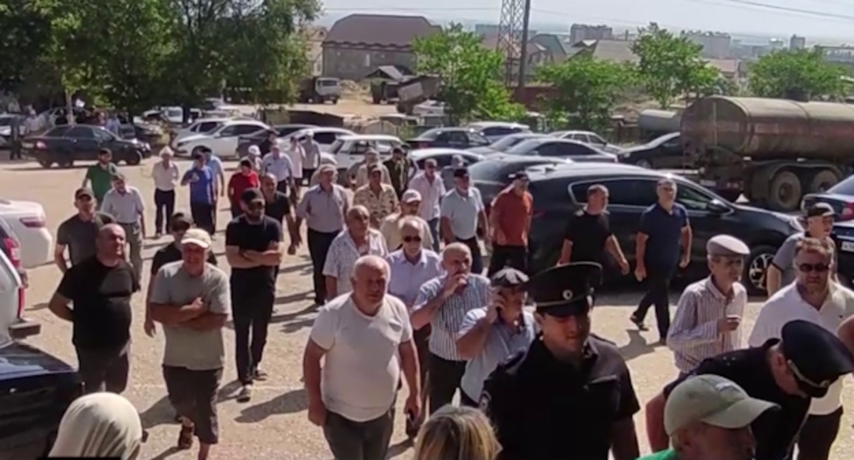 Участники протестной акции в Избербаше, стоп-кадр видео https://t.me/chernovik/56153 Участники протестной акции в Избербаше, стоп-кадр видео https://t.me/chernovik/56153