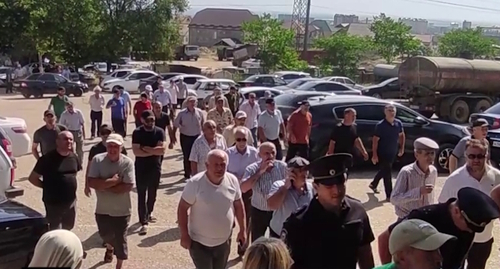 Участники протестной акции в Избербаше, стоп-кадр видео https://t.me/chernovik/56153