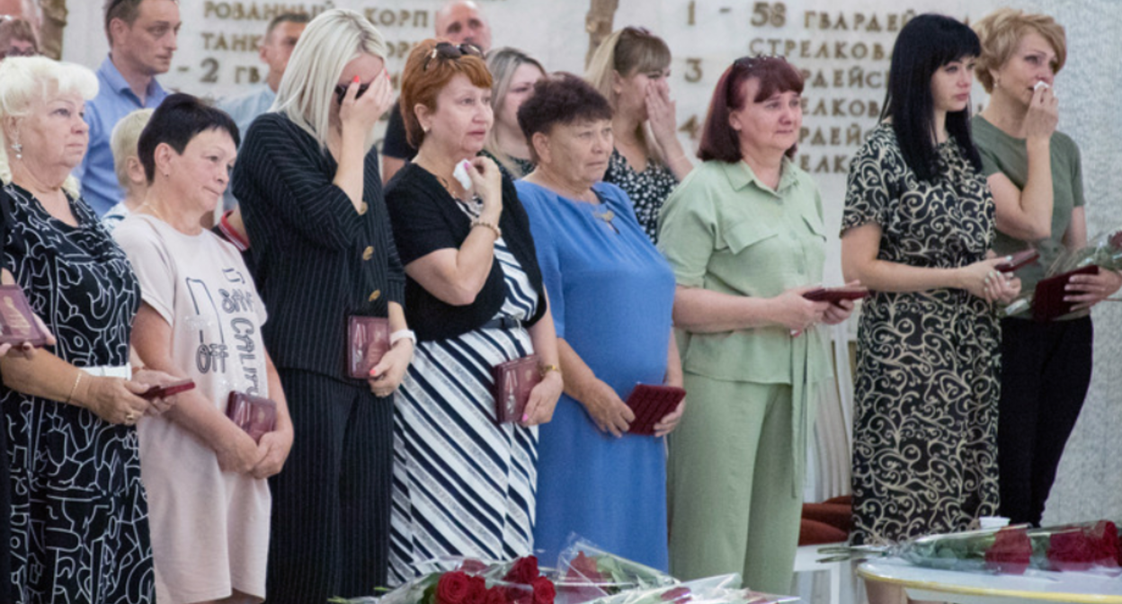 Родные погибших. Скриншот с сайта музей-панорамы "Сталинградская битва" от 20.07.23,https://stalingrad-battle.ru/about/m-news/2023/11102/
Родные погибших. Скриншот с сайта музей-панорамы "Сталинградская битва" от 20.07.23,https://stalingrad-battle.ru/about/m-news/2023/11102/