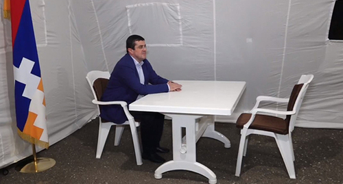 Президент Нагорного Карабаха Араик Арутюнян в палатке на площади Возрождения. Фото https://ru.armradio.am/