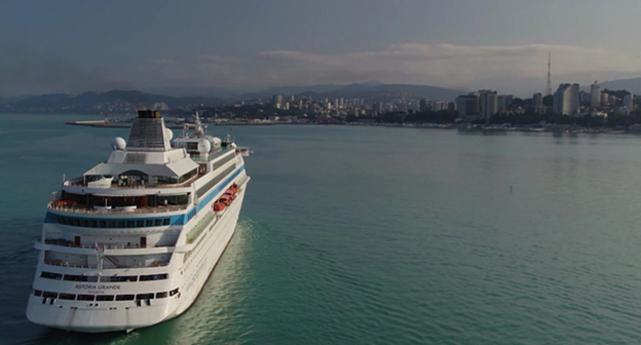 Лайнер Astoria Grande возле порта Батуми. Скриншот видео https://smotrim.ru/article/3465399 Лайнер Astoria Grande возле порта Батуми. Скриншот видео https://smotrim.ru/article/3465399