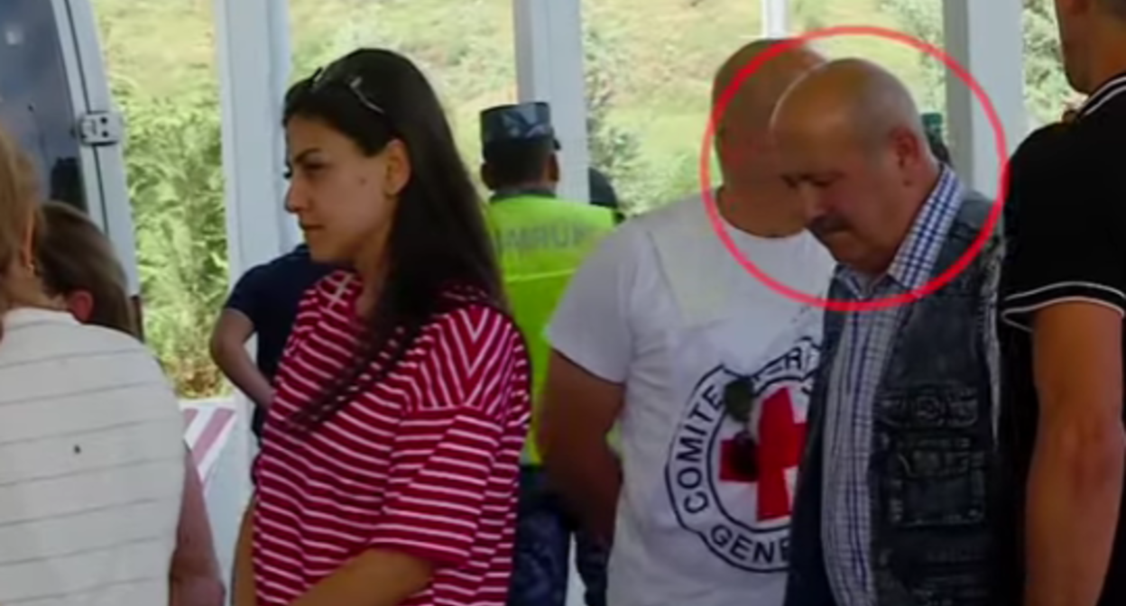 Вагиф Хачатрян на азербайджанском КПП. Стоп-кадр видео из YouTube-канала телекомпании itv от 29.07.23, https://www.youtube.com/watch?v=fZu-d0Ae6Jo&t=157s Вагиф Хачатрян на азербайджанском КПП. Стоп-кадр видео из YouTube-канала телекомпании itv от 29.07.23, https://www.youtube.com/watch?v=fZu-d0Ae6Jo&t=157s
