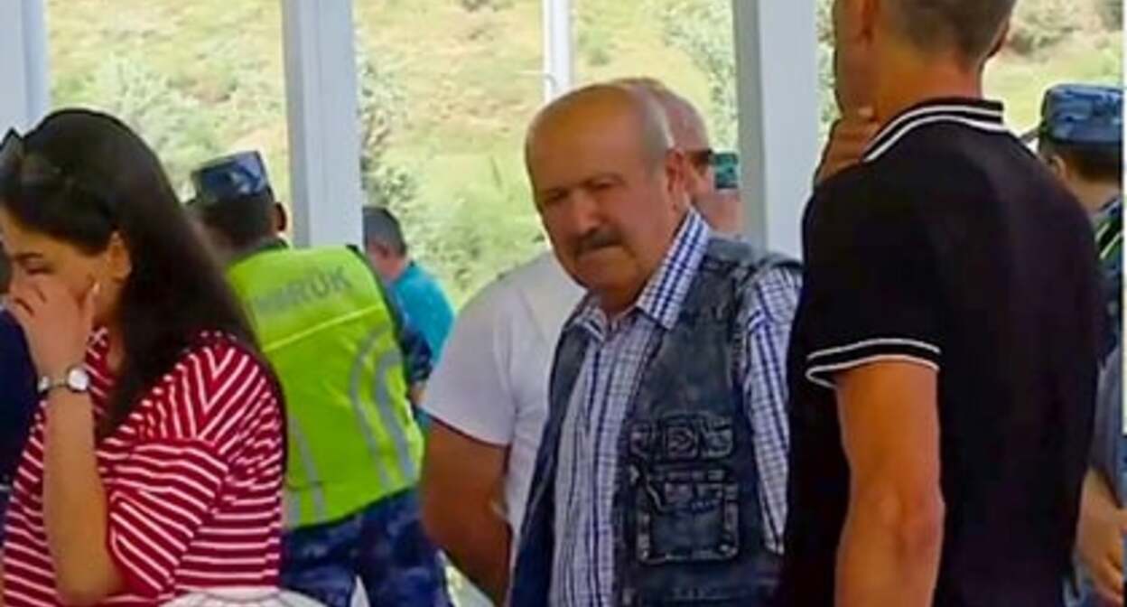 Вагиф Хачатрян (в центре). Фото https://news.am/rus/news/773132.html Вагиф Хачатрян (в центре). Фото https://news.am/rus/news/773132.html