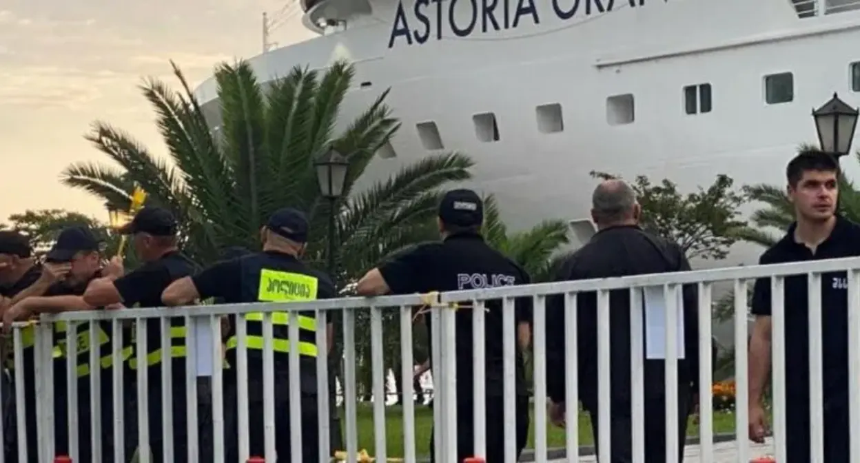 Сотрудники полиции возле корабля Astoria Grande в порту Батуми. Фото: https://sova.news/2023/07/31/lajner-astoria-grande-v-batumi-vstrechen-protestom/ Сотрудники полиции возле корабля Astoria Grande в порту Батуми. Фото: https://sova.news/2023/07/31/lajner-astoria-grande-v-batumi-vstrechen-protestom/