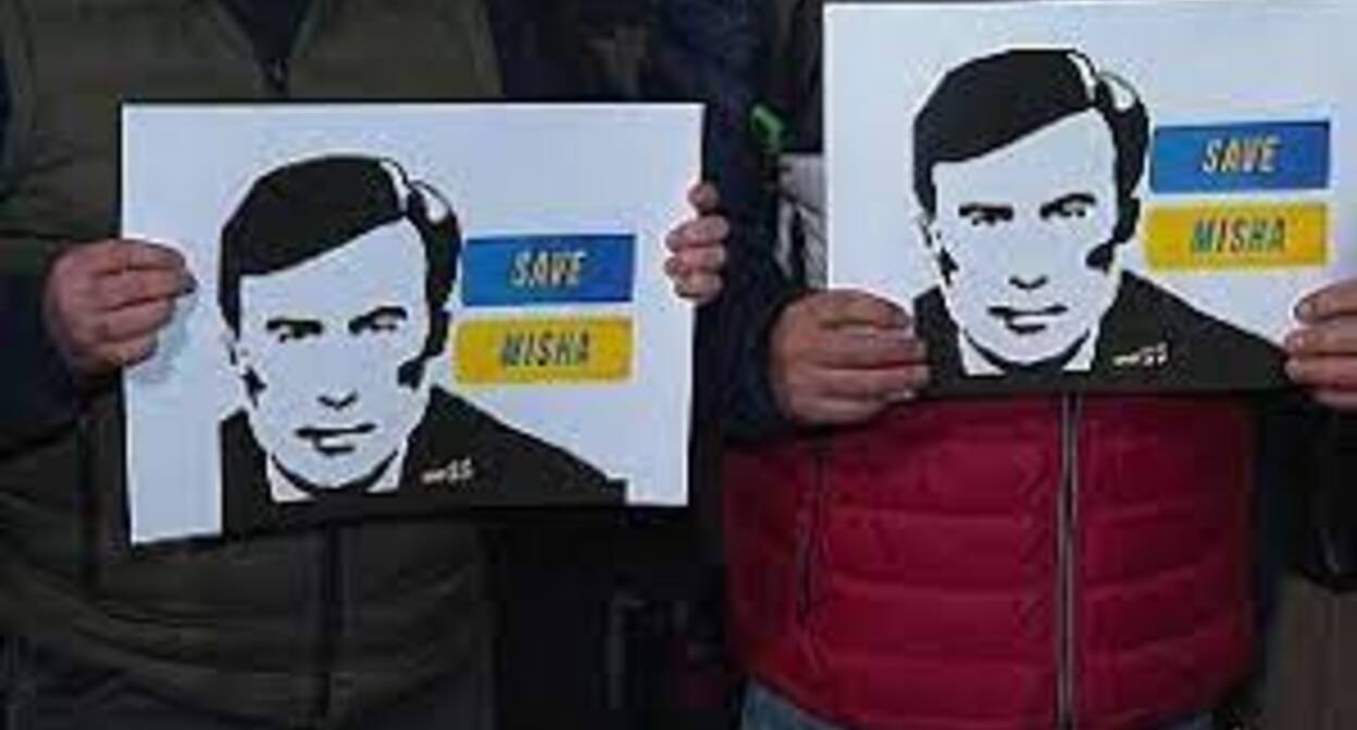 Плакаты в поддержку Михаила Саакашвили. Скриншот видео www.bbc.com Плакаты в поддержку Михаила Саакашвили. Скриншот видео www.bbc.com