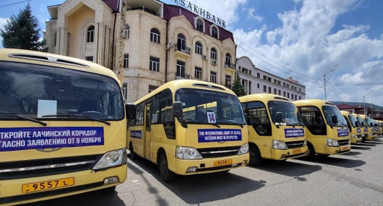 Автобусы на площади Возрождения в Степанакерте, 3 августа 2023 года. Фото Алвард Григорян для "Кавказского узла". Автобусы на площади Возрождения в Степанакерте, 3 августа 2023 года. Фото Алвард Григорян для "Кавказского узла".