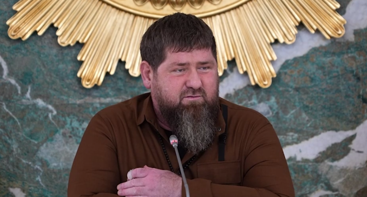 Рамзан Кадыров на совещании в Грозном. Стоп-кадр видео из Telegram-канала Кадырова от 07.08.23,https://t.me/RKadyrov_95/3805 Рамзан Кадыров на совещании в Грозном. Стоп-кадр видео из Telegram-канала Кадырова от 07.08.23,https://t.me/RKadyrov_95/3805