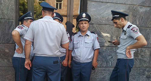 Сотрудники полиции. Фото Армине Мартиросян для "Кавказского узла"