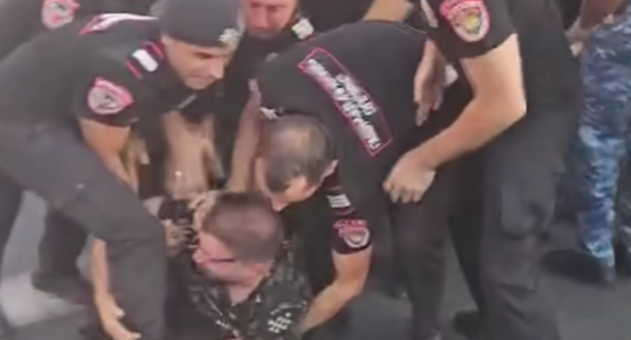 Задержание на акции протеста в Ереване. Стоп-кадр видео Aysor.Am от 08.08.23, https://www.aysor.am/ru/news/2023/08/08/акция-протеста/2131678 Задержание на акции протеста в Ереване. Стоп-кадр видео Aysor.Am от 08.08.23, https://www.aysor.am/ru/news/2023/08/08/акция-протеста/2131678