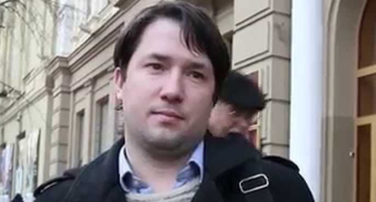 Роман Шикарев, стоп-кадр видео канала "Яблоко", https://www.youtube.com/watch?v=bQXGFkHJnzk Роман Шикарев, стоп-кадр видео канала "Яблоко", https://www.youtube.com/watch?v=bQXGFkHJnzk