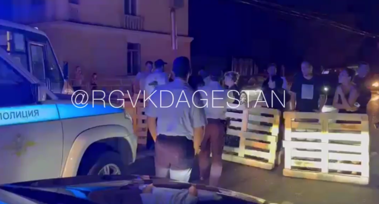 Акция протеста на улице Магомеда Гаджиева. Стоп-кадр видео из Telegram-канала РГВК "Дагестан" от 09.08.23, https://t.me/RGVKDAGESTAN/23672 Акция протеста на улице Магомеда Гаджиева. Стоп-кадр видео из Telegram-канала РГВК "Дагестан" от 09.08.23, https://t.me/RGVKDAGESTAN/23672