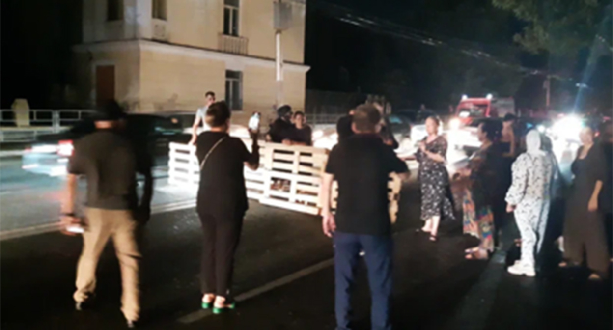 Махачкалинцы в знак протеста заблокировали движение по улице Магомеда Гаджиева. Фото Олега Ионова для "Кавказского узла" Махачкалинцы в знак протеста заблокировали движение по улице Магомеда Гаджиева. Фото Олега Ионова для "Кавказского узла"
