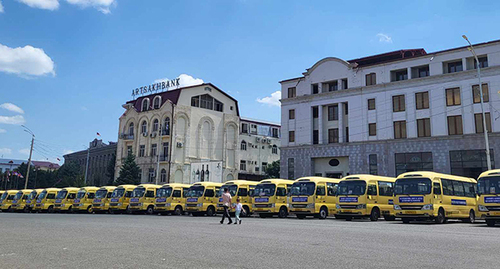 Автобусы для перевозки участников марша к мосту Хакари. Фото Алвард Григорян для "Кавказского узла".