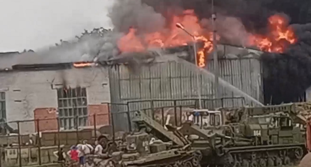 Пожар в воинской части Георгиевска. Фото:
georgievsk_live / Telegram Пожар в воинской части Георгиевска. Фото:
georgievsk_live / Telegram