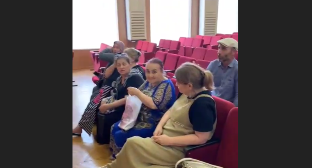 Буйнакские активисты в актовом зале. Стоп-кадр видео из telegram-канала "Черновик" от 11.08.23, https://t.me/chernovik/57494. Буйнакские активисты в актовом зале. Стоп-кадр видео из telegram-канала "Черновик" от 11.08.23, https://t.me/chernovik/57494.