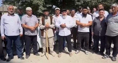 Жители Байрамаула записывают видеообращение к главе Дагестана Сергею Меликову. Стоп-кадр из видео https://www.instagram.com/p/Cv5QkMfr088/
