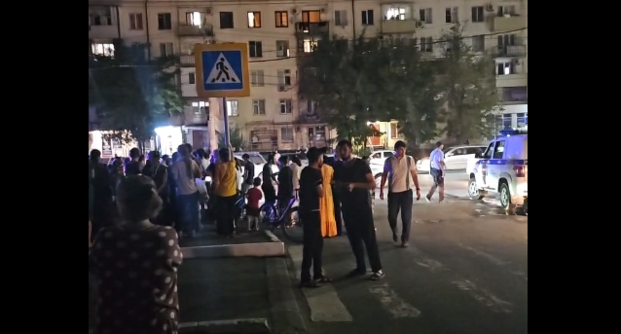 Протесты на проспекте Гамидова. Стоп-кадр видео Telegram-канала "Черновик" от 16.08.23, https://t.me/chernovik/57926 Протесты на проспекте Гамидова. Стоп-кадр видео Telegram-канала "Черновик" от 16.08.23, https://t.me/chernovik/57926