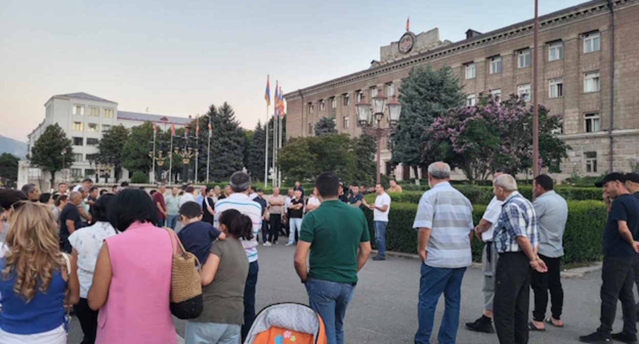Участники митинга в Степанакерте 16 августа, фото А. Григорян для "Кавказского узла". Участники митинга в Степанакерте 16 августа, фото А. Григорян для "Кавказского узла".