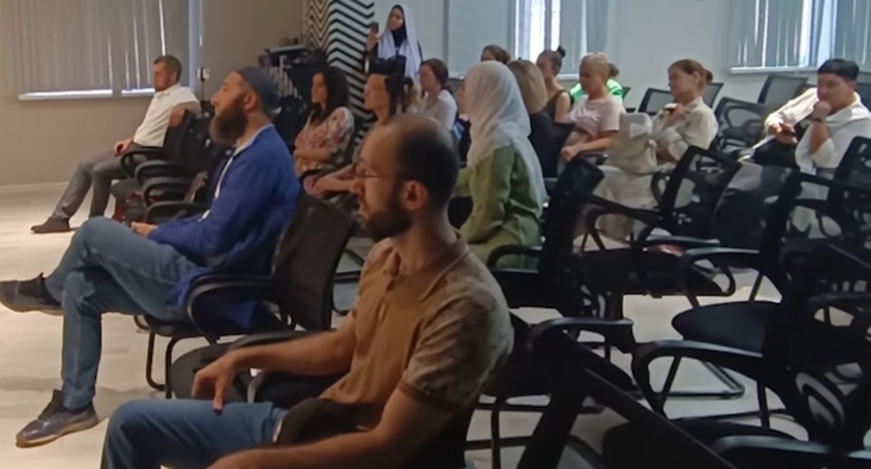 Встреча активистов с жителями Махачкалы, стоп-кадр видео "Кавказского узла" https://www.youtube.com/watch?v=aYFZj1LY7Cg Встреча активистов с жителями Махачкалы, стоп-кадр видео "Кавказского узла" https://www.youtube.com/watch?v=aYFZj1LY7Cg