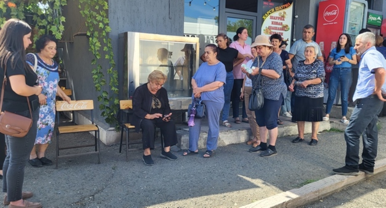 Родственники Элен Дадаян и другие участники акции протеста. Степанакерт, 19 августа 2023 года. Фото Алвард Григорян для "Кавказского узла". Родственники Элен Дадаян и другие участники акции протеста. Степанакерт, 19 августа 2023 года. Фото Алвард Григорян для "Кавказского узла".