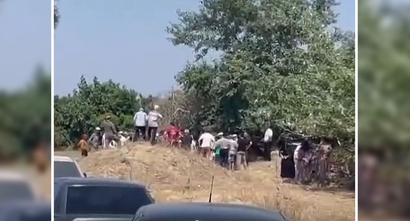 Жители села Геджух во время схода. Стопкадр из видео https://www.instagram.com/p/CwFiOIutSdb/ Жители села Геджух во время схода. Стопкадр из видео https://www.instagram.com/p/CwFiOIutSdb/