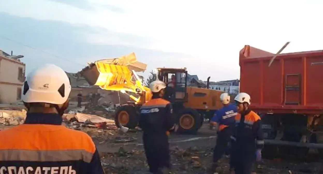 На месте взрыва в автосервисе в Махачкале. Фото: пресс-служба МЧС РФ На месте взрыва в автосервисе в Махачкале. Фото: пресс-служба МЧС РФ