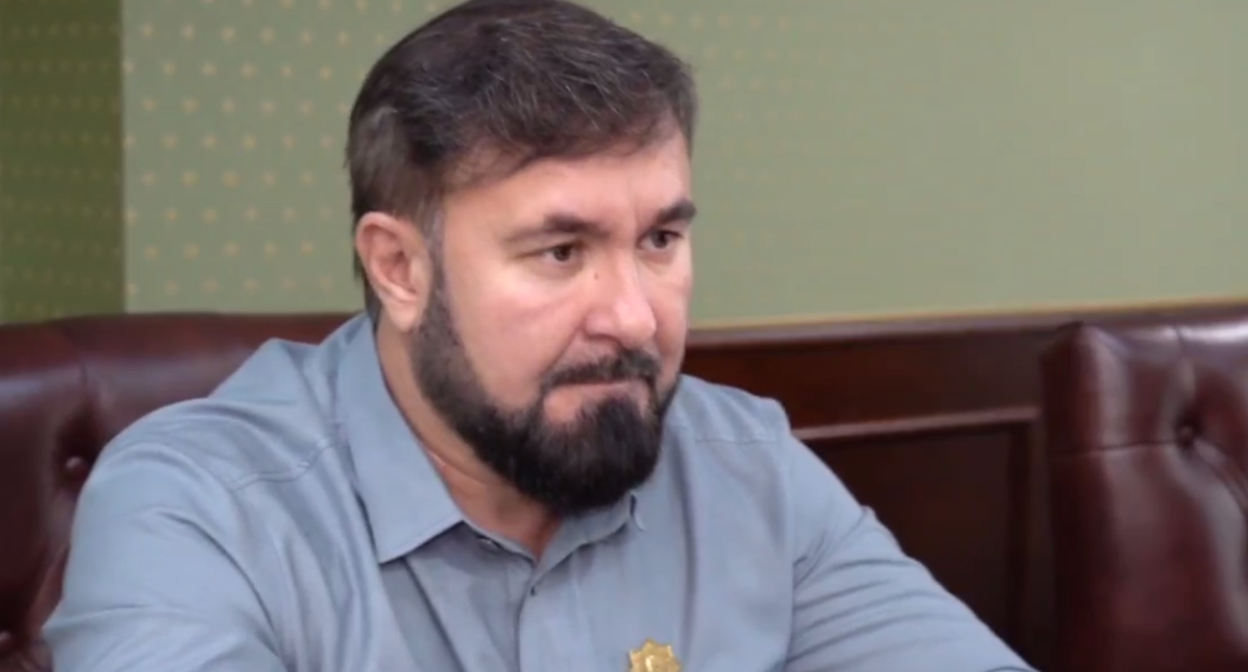 Мансур Солтаев. Стоп-кадр видео из Telegram-канала Солтаева от 19.08.23, https://t.me/chechombudsman/2227
Мансур Солтаев. Стоп-кадр видео из Telegram-канала Солтаева от 19.08.23, https://t.me/chechombudsman/2227