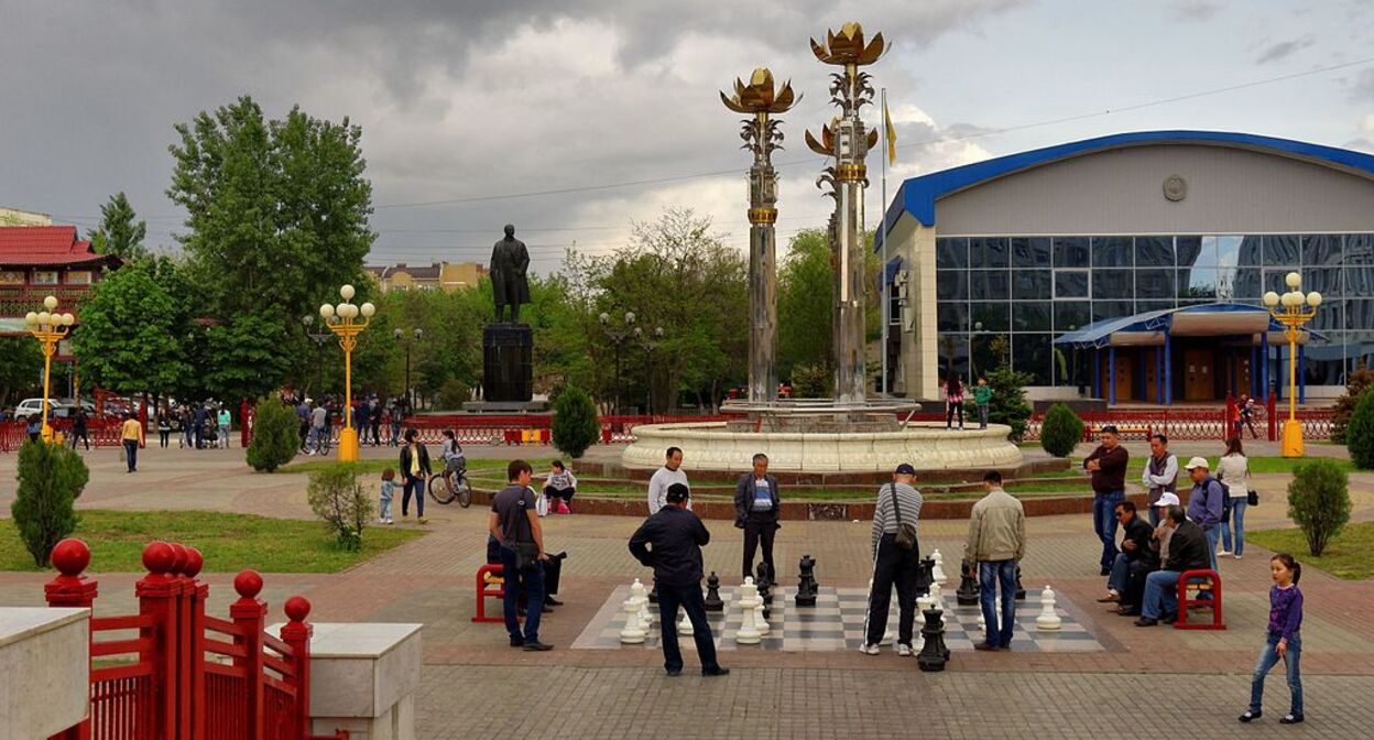 Элиста. Площадь Ленина. Фото: Alexxx1979. https://ru.wikipedia.org Элиста. Площадь Ленина. Фото: Alexxx1979. https://ru.wikipedia.org