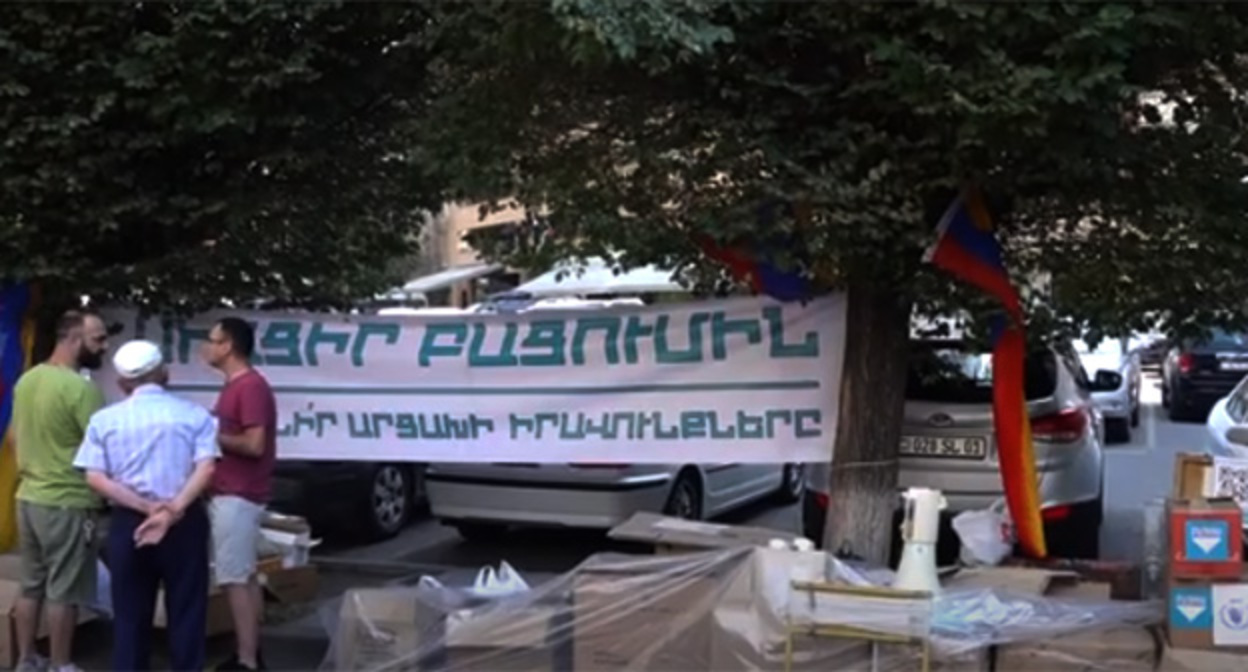 Активисты возле офиса ООН в Ереване. Скриншот видео https://www.youtube.com/watch?v=MUUR9jcz9CE Активисты возле офиса ООН в Ереване. Скриншот видео https://www.youtube.com/watch?v=MUUR9jcz9CE