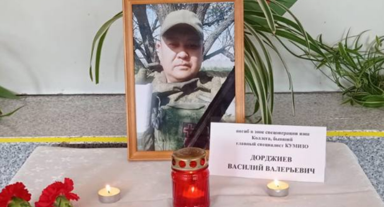 Фото Василия Дорджиева в администрации Малодербетовского района. Скриншот фото из telegram-канала районной администрации от 22.08.23, https://t.me/mdrmork/11367
Фото Василия Дорджиева в администрации Малодербетовского района. Скриншот фото из telegram-канала районной администрации от 22.08.23, https://t.me/mdrmork/11367