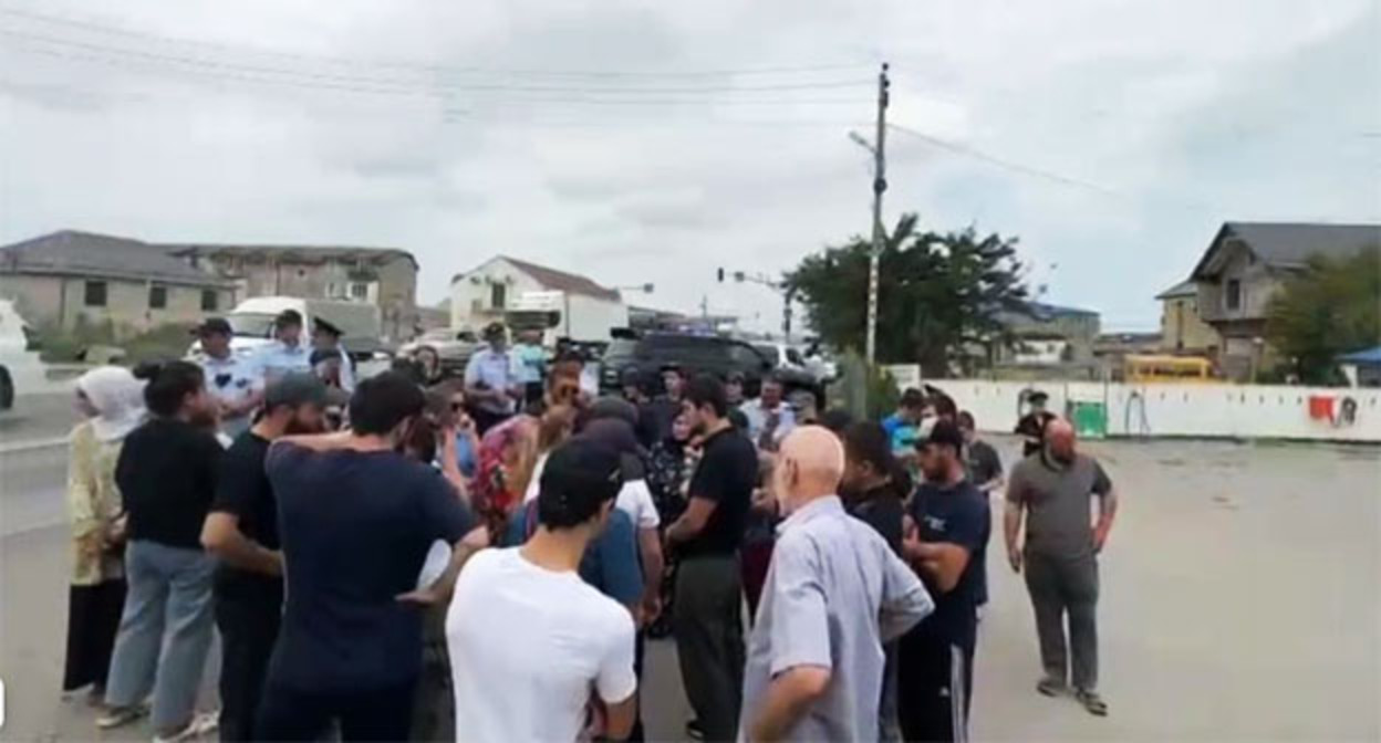 Протест жителей Семендера. Скриншот видео https://t.me/mkala_news/14421 Протест жителей Семендера. Скриншот видео https://t.me/mkala_news/14421