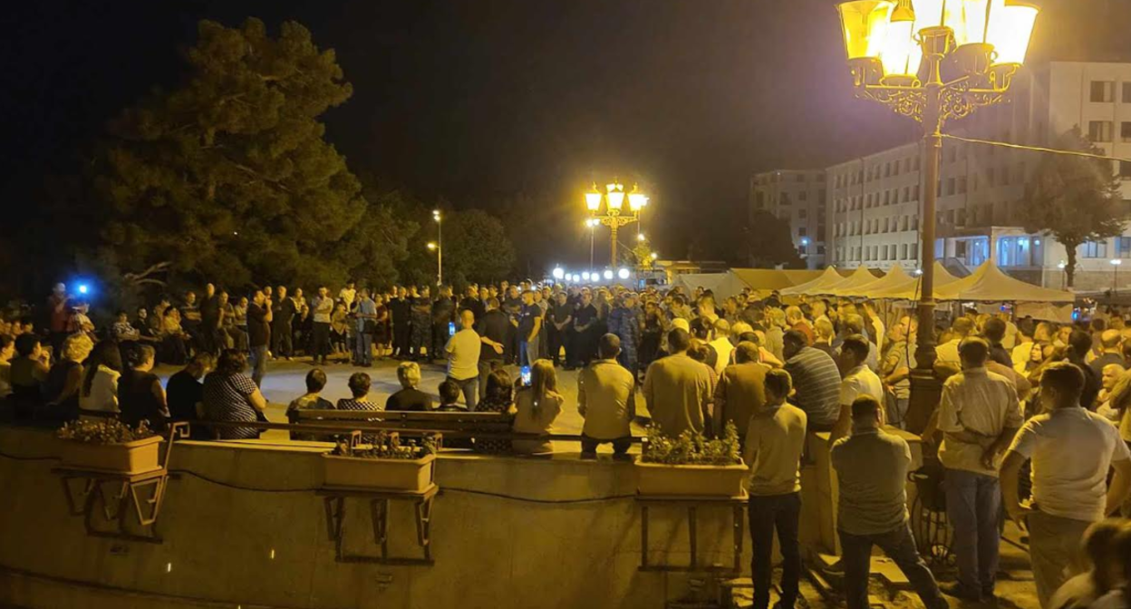 Народный сход в Степанакерте. Фото Алвард Григорян для "Кавказского узла". Народный сход в Степанакерте. Фото Алвард Григорян для "Кавказского узла".