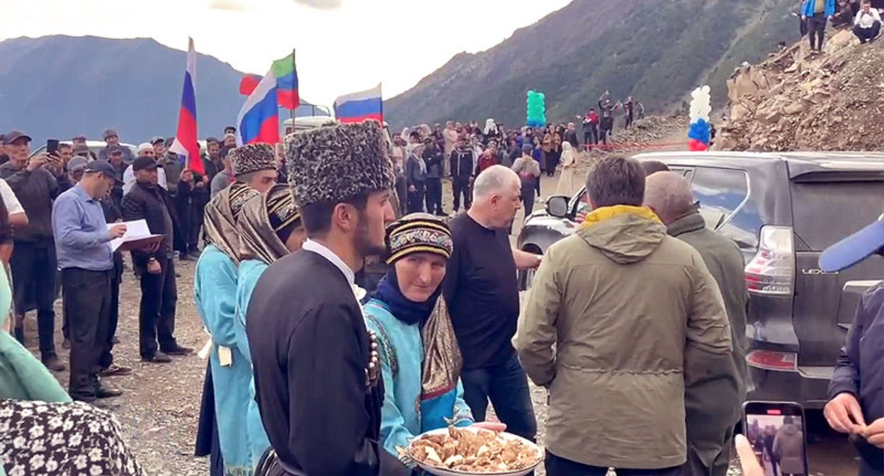Мероприятие по случаю завершения строительства дороги в Хушет. Стоп-кадр из видео https://vk.com/wall-74219800_2047997 Мероприятие по случаю завершения строительства дороги в Хушет. Стоп-кадр из видео https://vk.com/wall-74219800_2047997