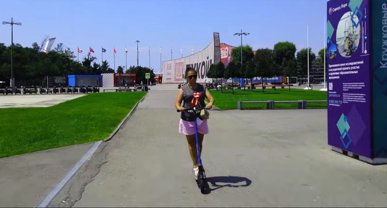 Человек на самокате. Стопкадр из видео https://www.youtube.com/watch?v=b1wO4no7LIE Человек на самокате. Стопкадр из видео https://www.youtube.com/watch?v=b1wO4no7LIE