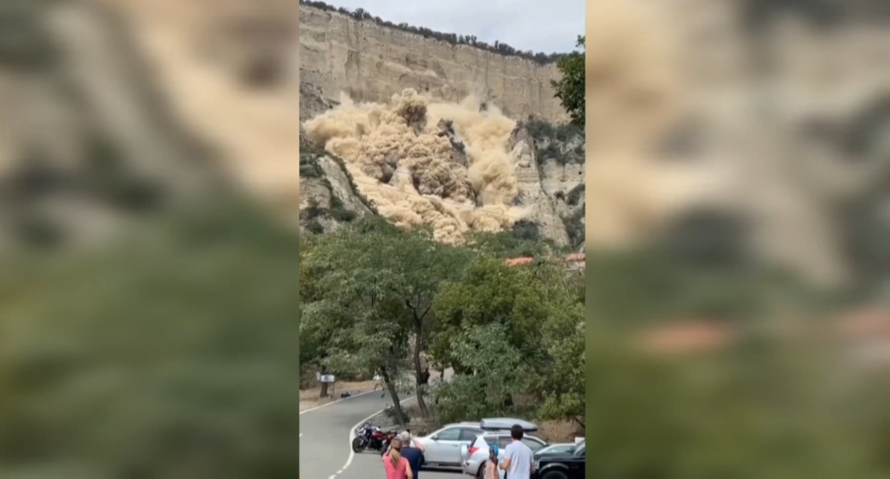Очевидцы наблюдают за обрушением скалы около монастыря Шио-мгвими. Кадр видео "Коммерсанта" https://vk.com/video-23482909_456255675