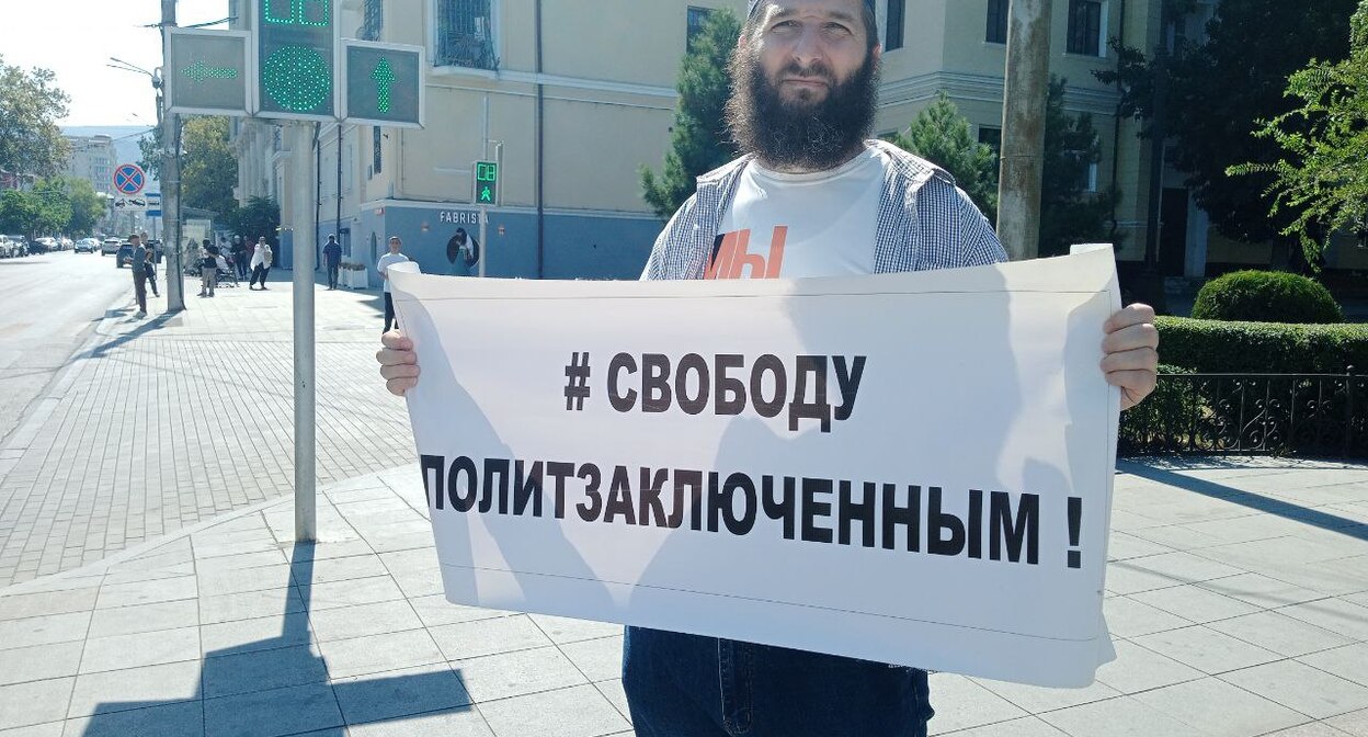 Идрис Юсупов в одиночном пикете. Махачкала, 28 августа 2023 г. Фото: Телеграм-канал "Черновик" Идрис Юсупов в одиночном пикете. Махачкала, 28 августа 2023 г. Фото: Телеграм-канал "Черновик"