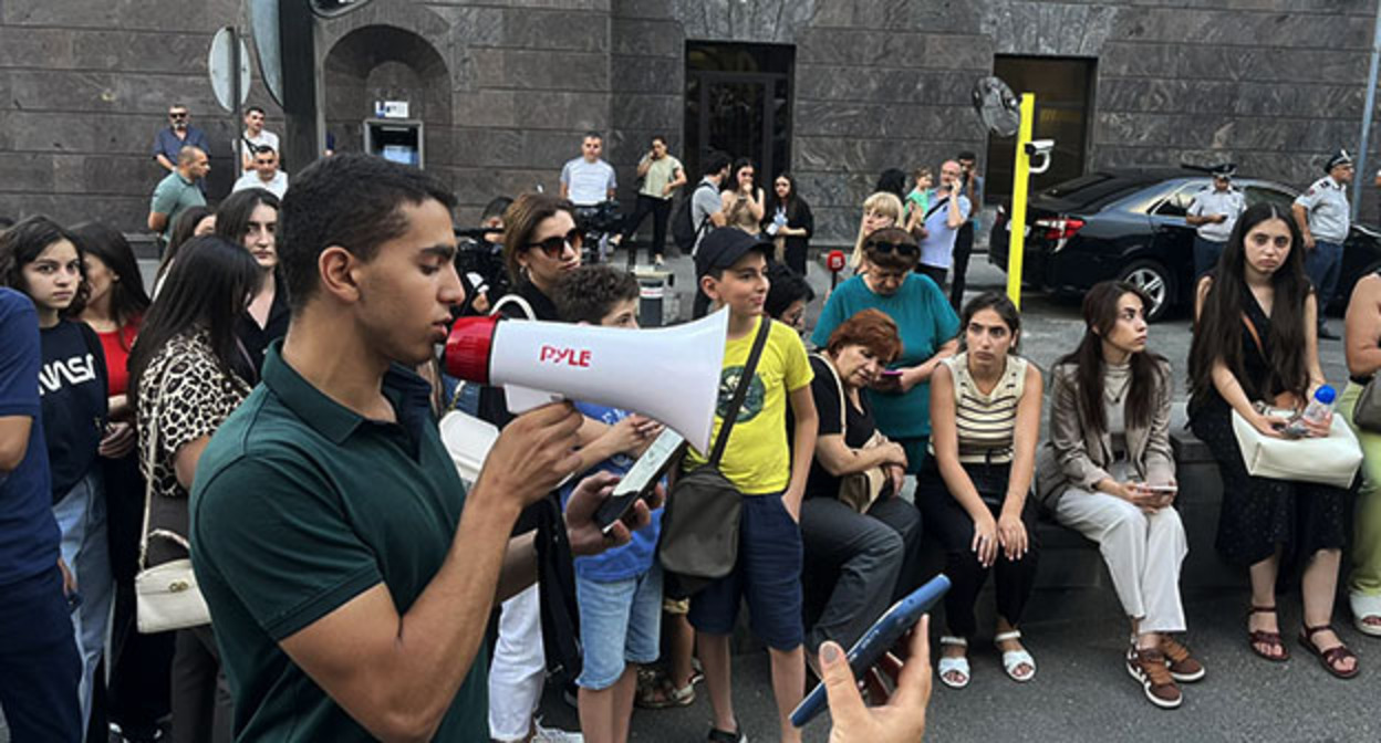Пикет у посольства России в Ереване. 28 августа 2023 г. Фото Армине Мартиросян для "Кавказского узла" Пикет у посольства России в Ереване. 28 августа 2023 г. Фото Армине Мартиросян для "Кавказского узла"