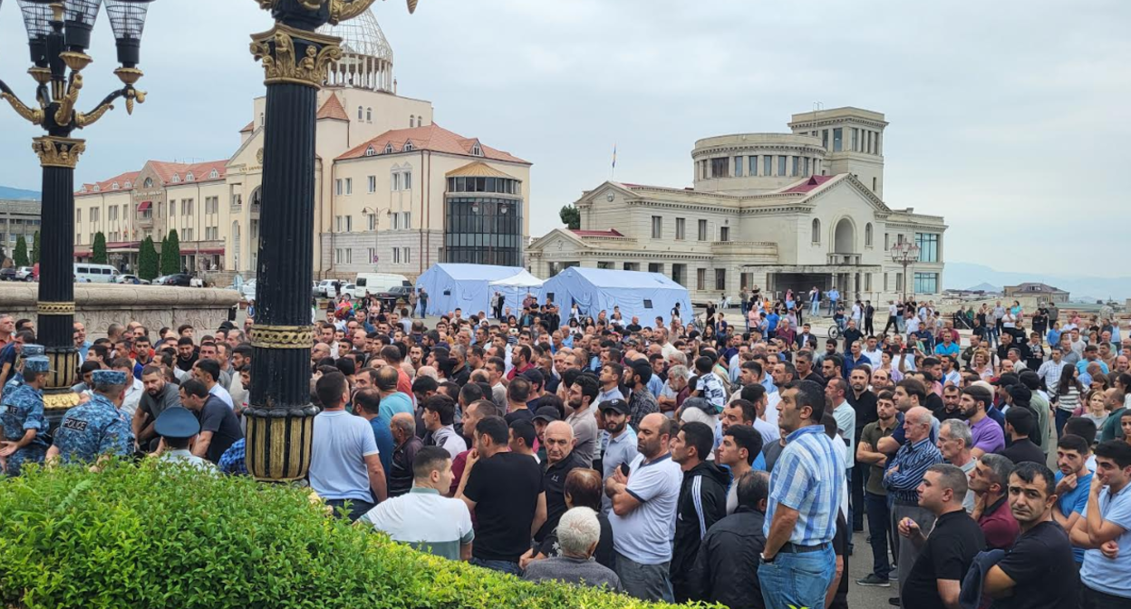 Участники митинга в Степанакерте. Фото Алвард Григорян для "Кавказского узла". Участники митинга в Степанакерте. Фото Алвард Григорян для "Кавказского узла".