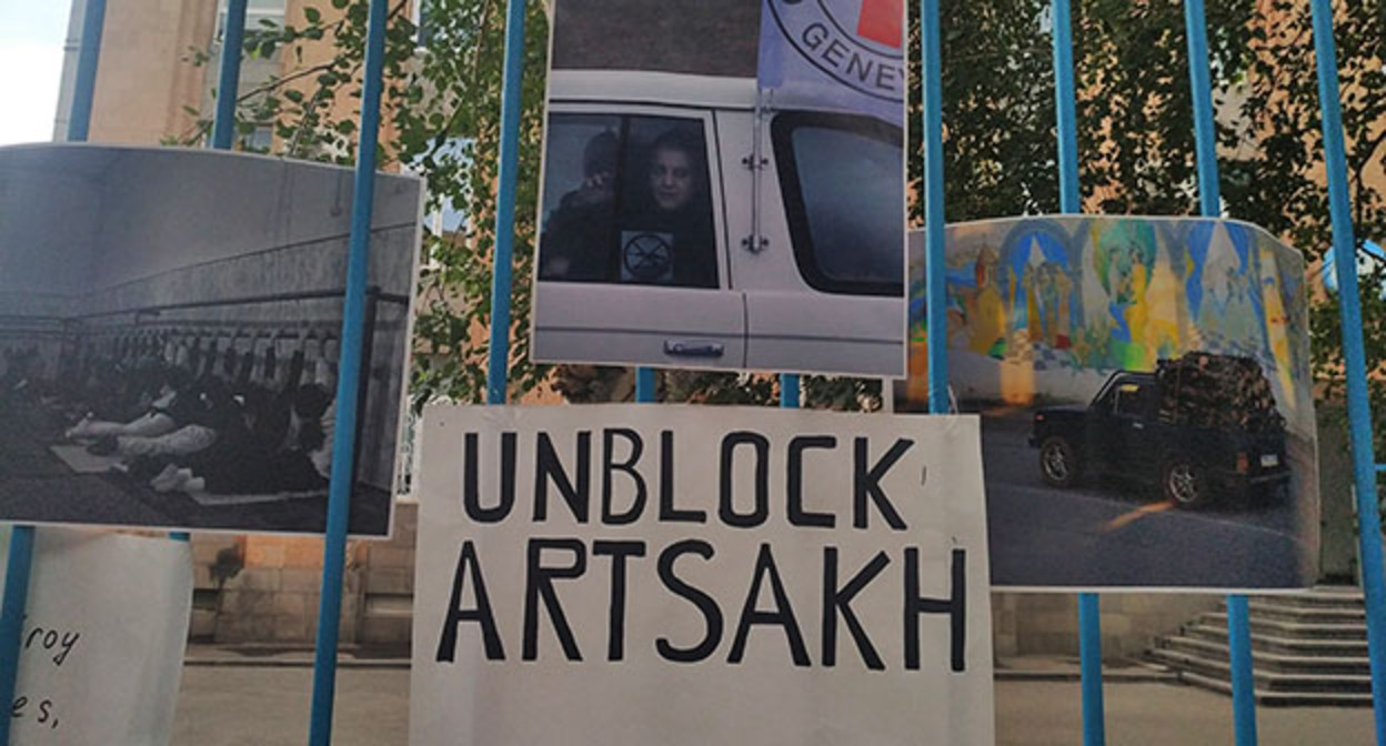Плакат в поддержку Нагорного Карабаха. Фото Армине Мартиросян для "Кавказского узла" Плакат в поддержку Нагорного Карабаха. Фото Армине Мартиросян для "Кавказского узла"