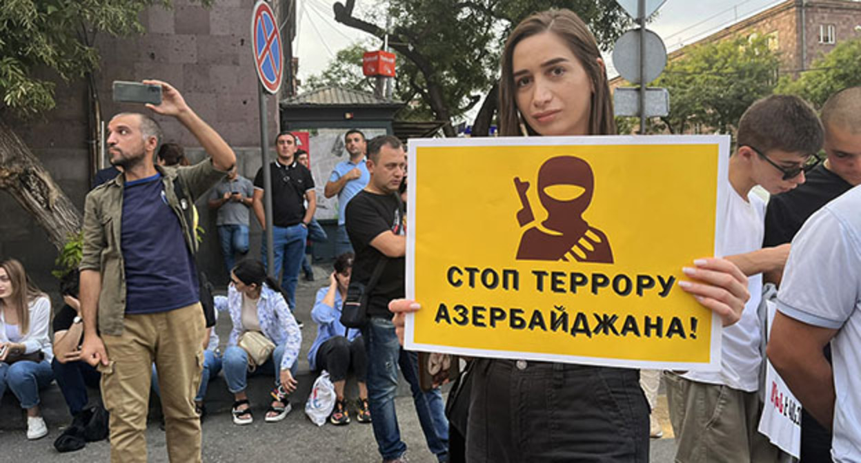 Студенты из Нагорного Карабаха провели акцию протеста у посольства России. Ереван, 28 августа 2023 г. Фото Армине Мартиросян для "Кавказского узла" Студенты из Нагорного Карабаха провели акцию протеста у посольства России. Ереван, 28 августа 2023 г. Фото Армине Мартиросян для "Кавказского узла"