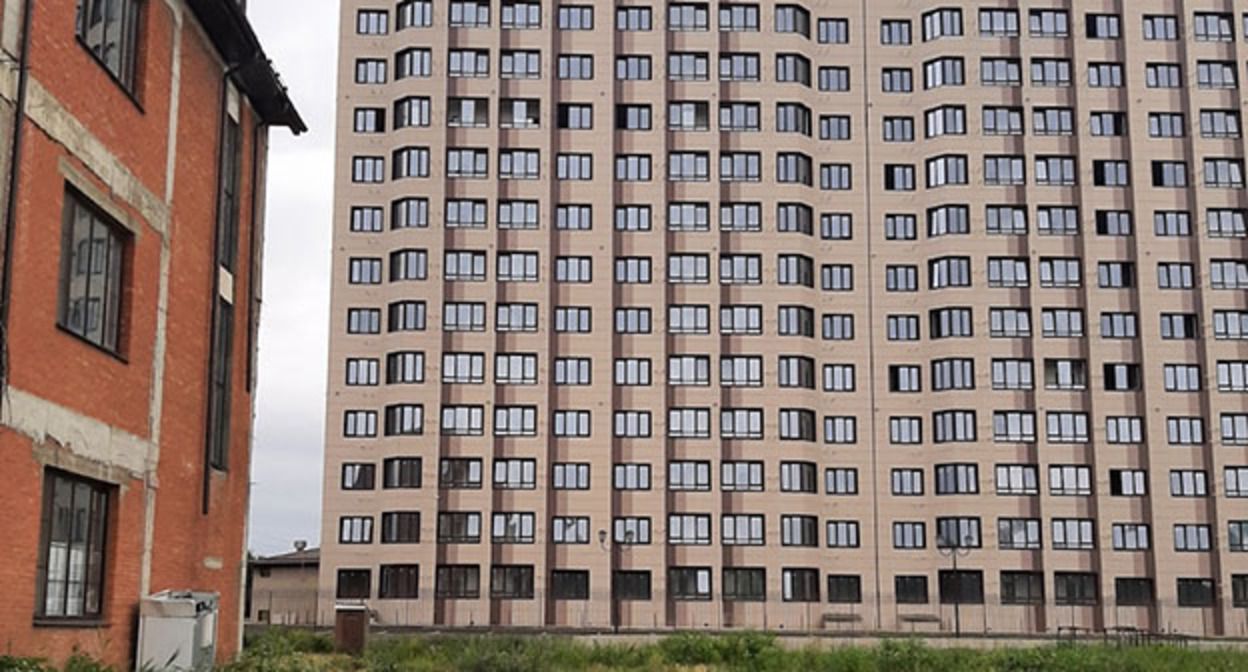 Дом Маеровой (слева) и соседний дом. Фото предоставлено В. Маеровым Дом Маеровой (слева) и соседний дом. Фото предоставлено В. Маеровым