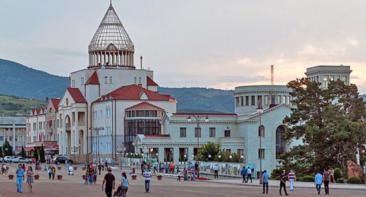 Площадь Возрождения в Степанакерте. Фото: Marcin Konsek https://ru.m.wikipedia.org Площадь Возрождения в Степанакерте. Фото: Marcin Konsek https://ru.m.wikipedia.org
