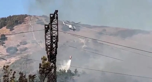 Тушение с вертолета пожара в Геленджике, стоп-кадр видео https://www.ntv.ru/video/2255556